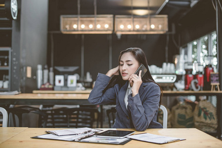 數字時代的青春剪影 在圖書館中探索線上商務咨詢的新機遇